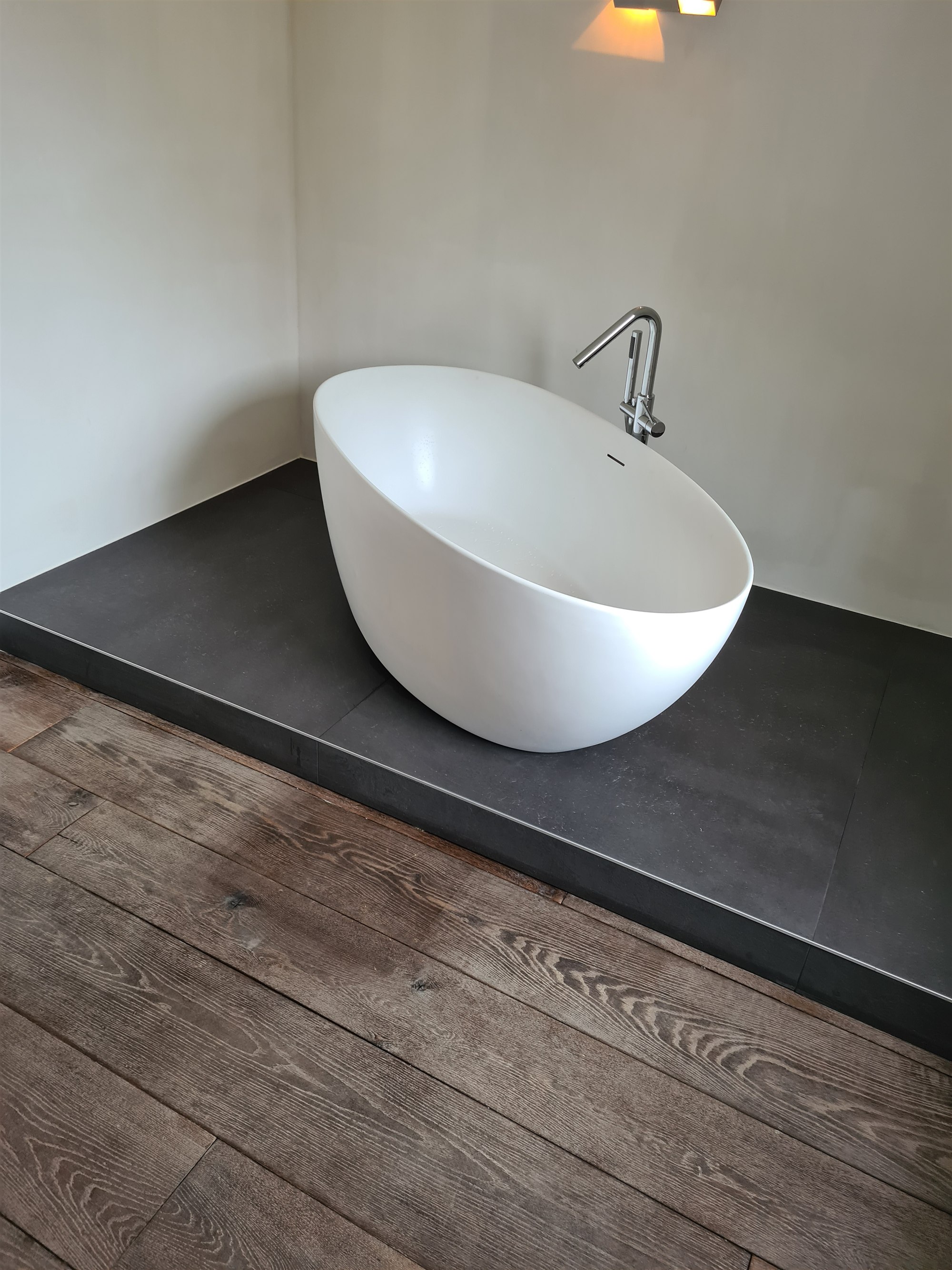 Baignoire îlot noire sur estrade