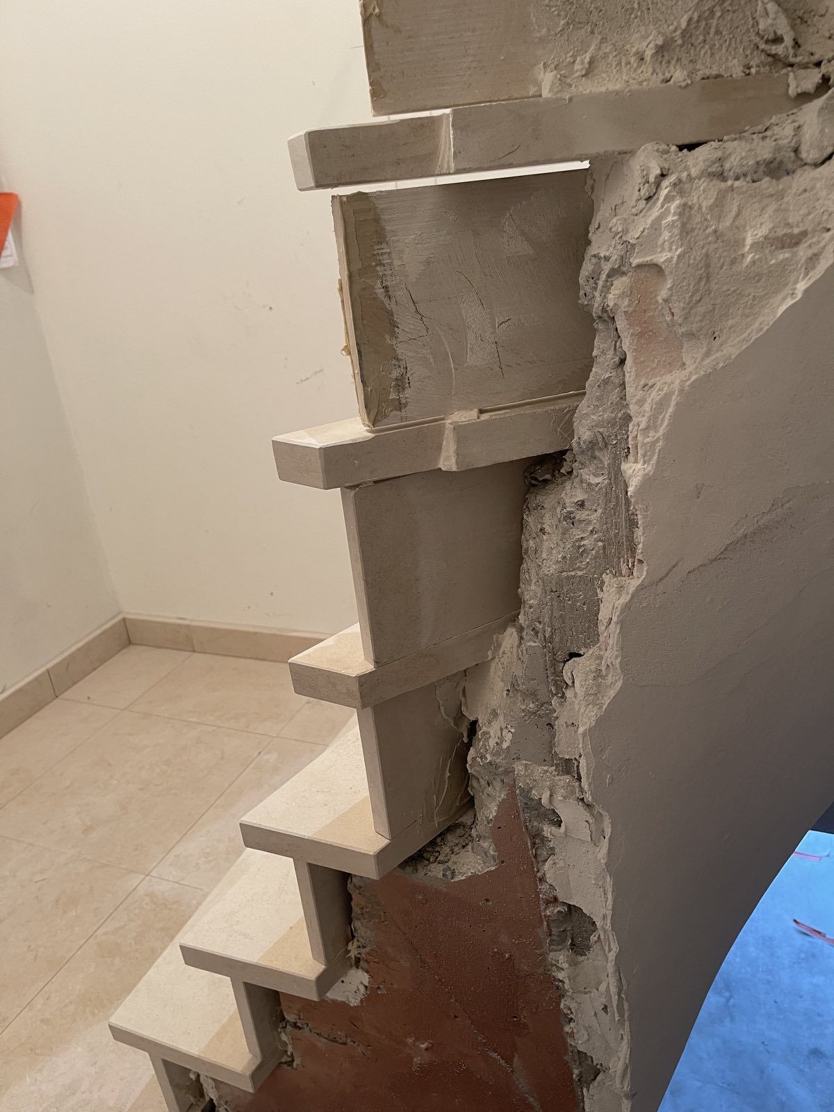 Escalier colimaçon en béton brut avant rénovation