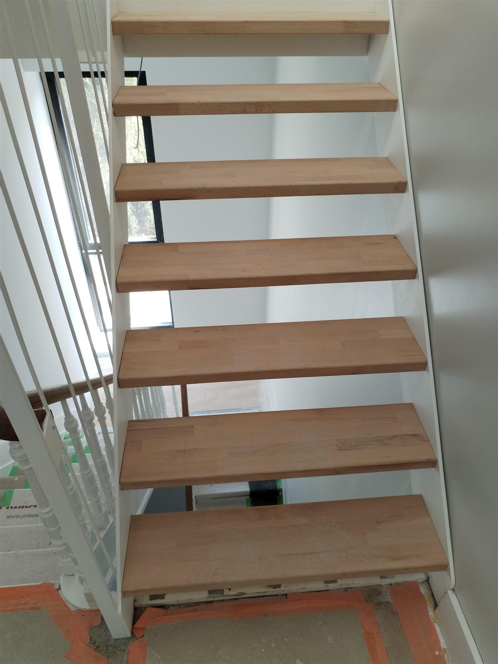 Escalier flottant moderne en bois et métal