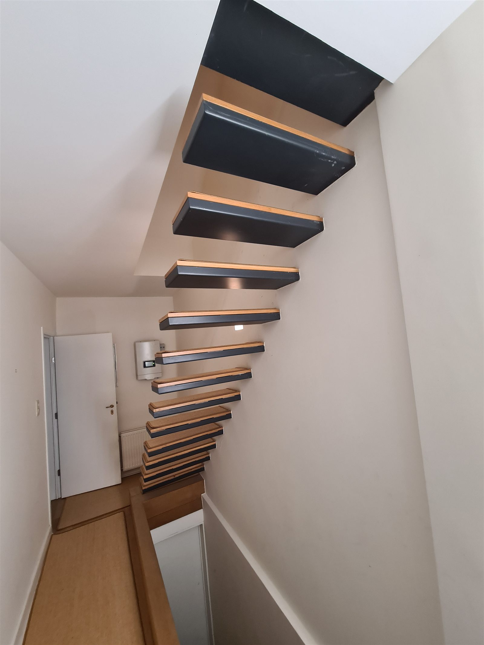 Escalier moderne noir et bois