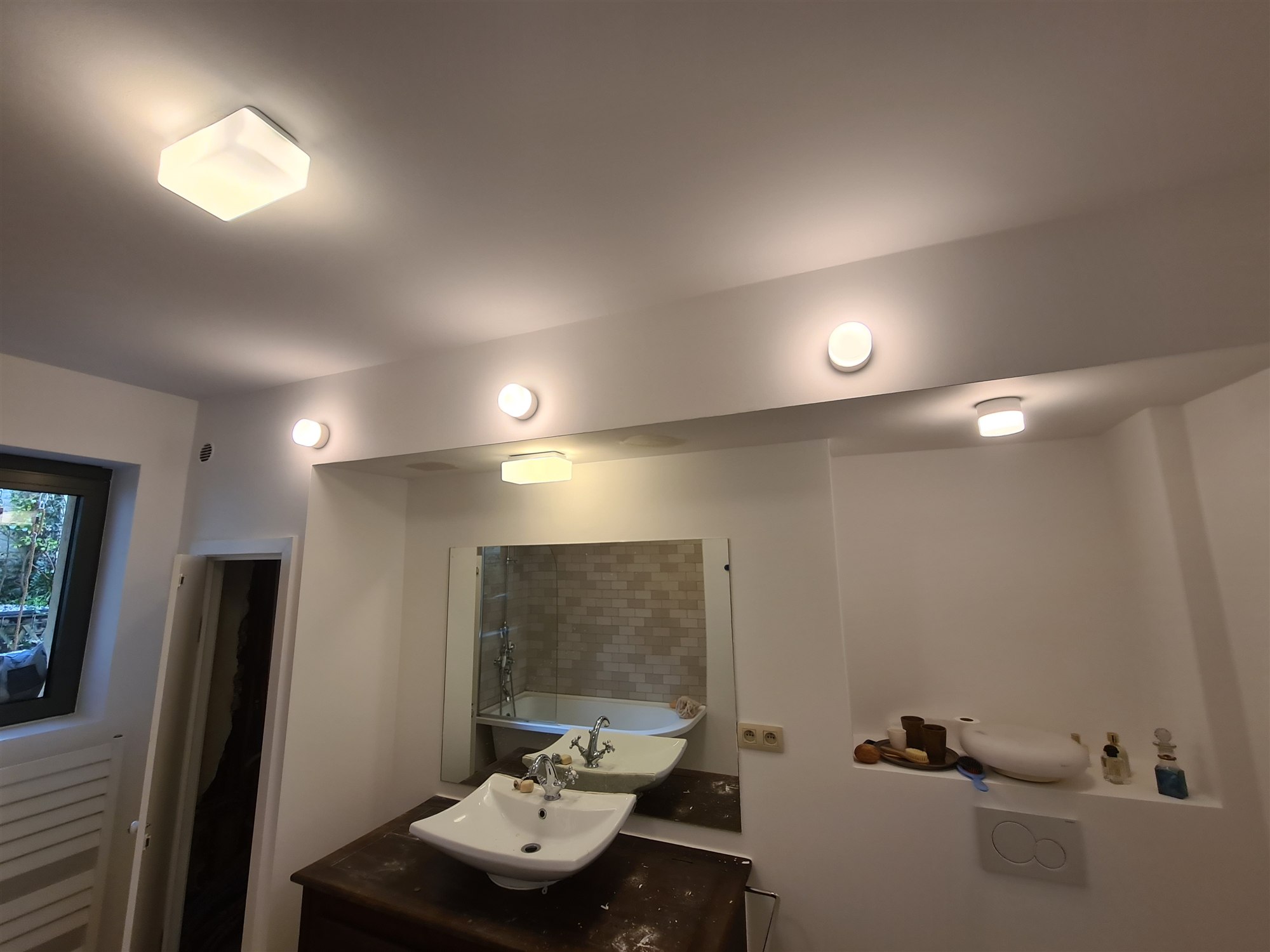 Salle de bain avec baignoire sur pieds et sol en travertin