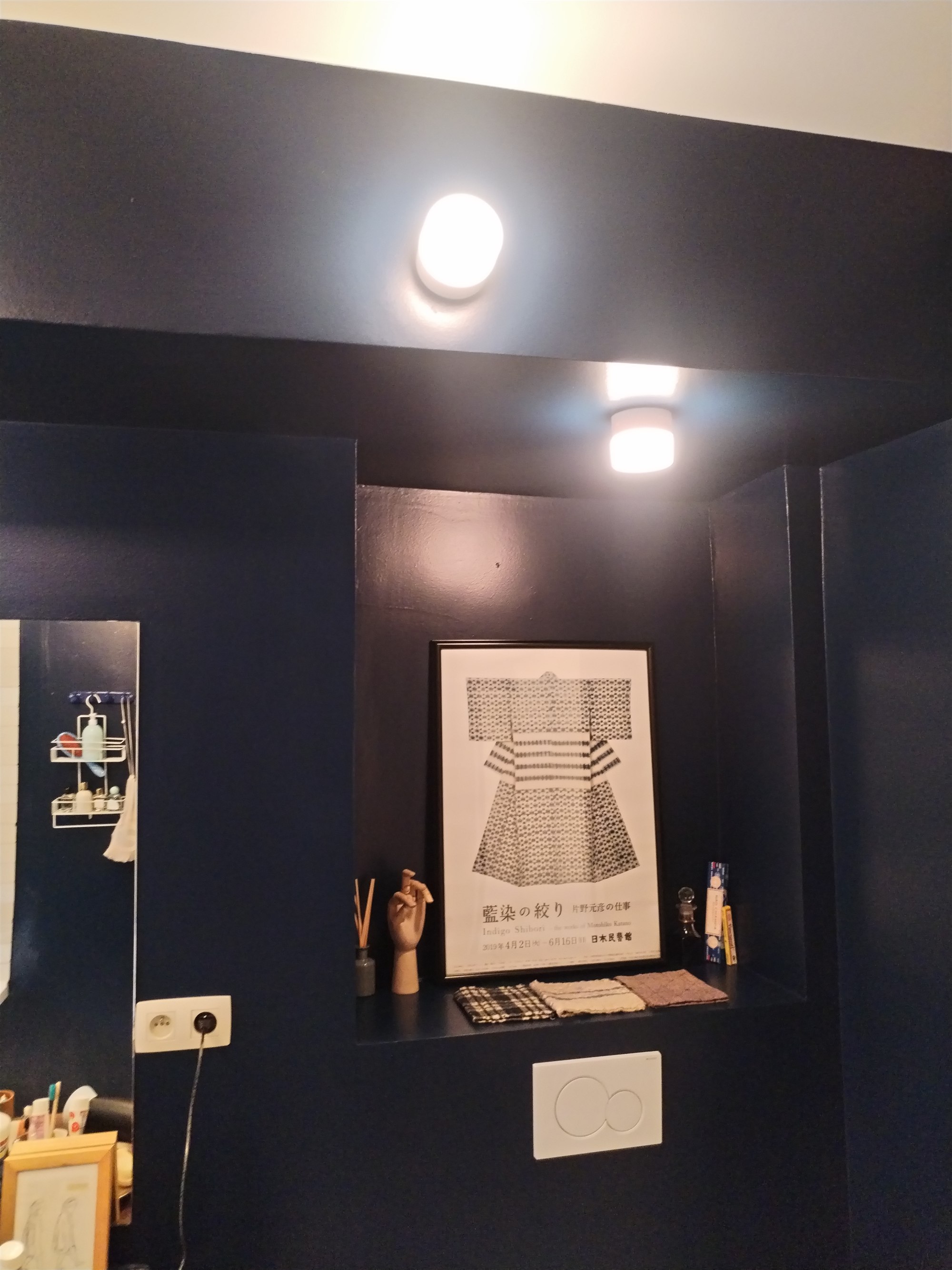 Salle de bain bleu marine avec niche murale