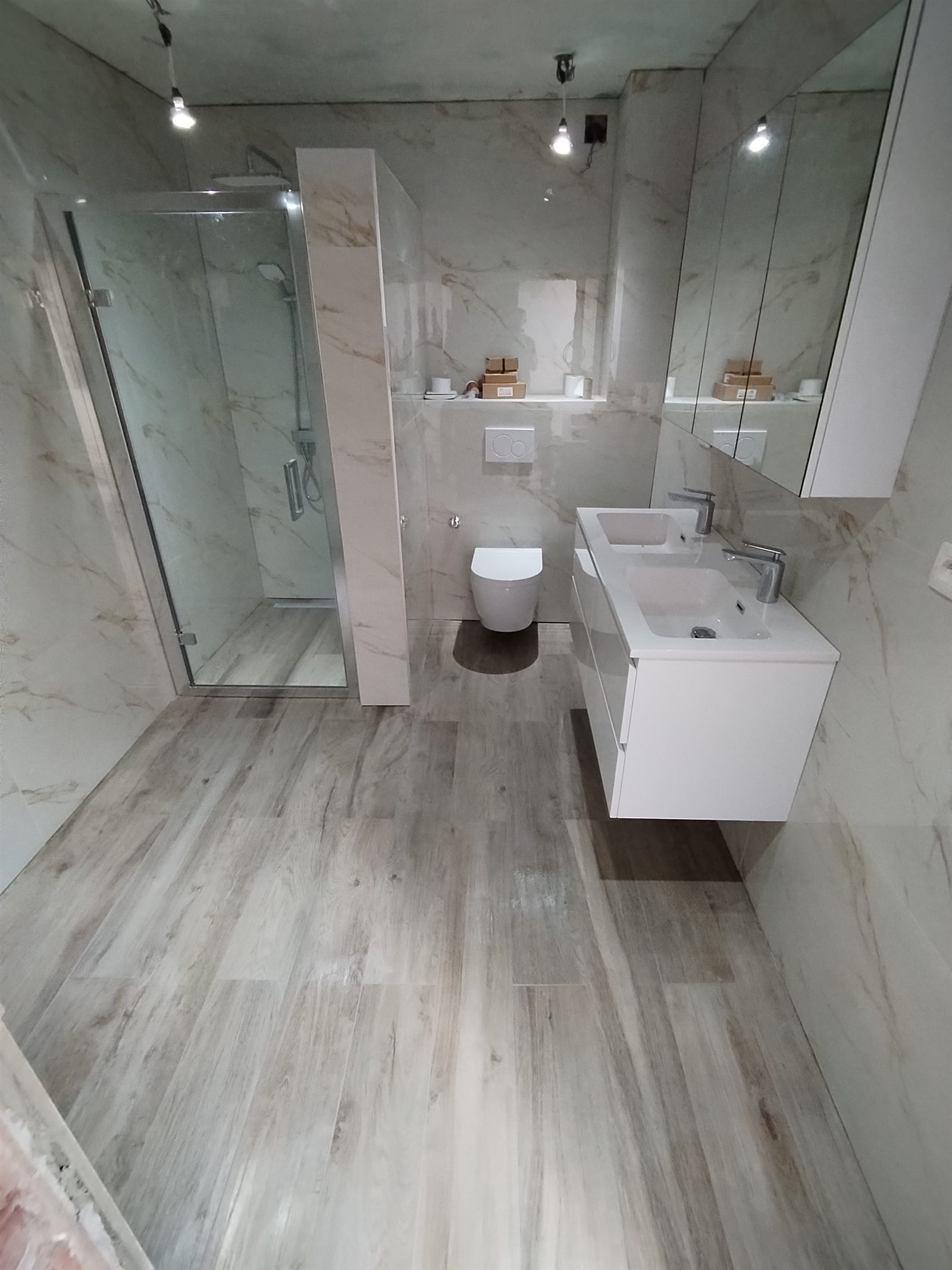 Salle de bain avec douche vitrée et double vasque