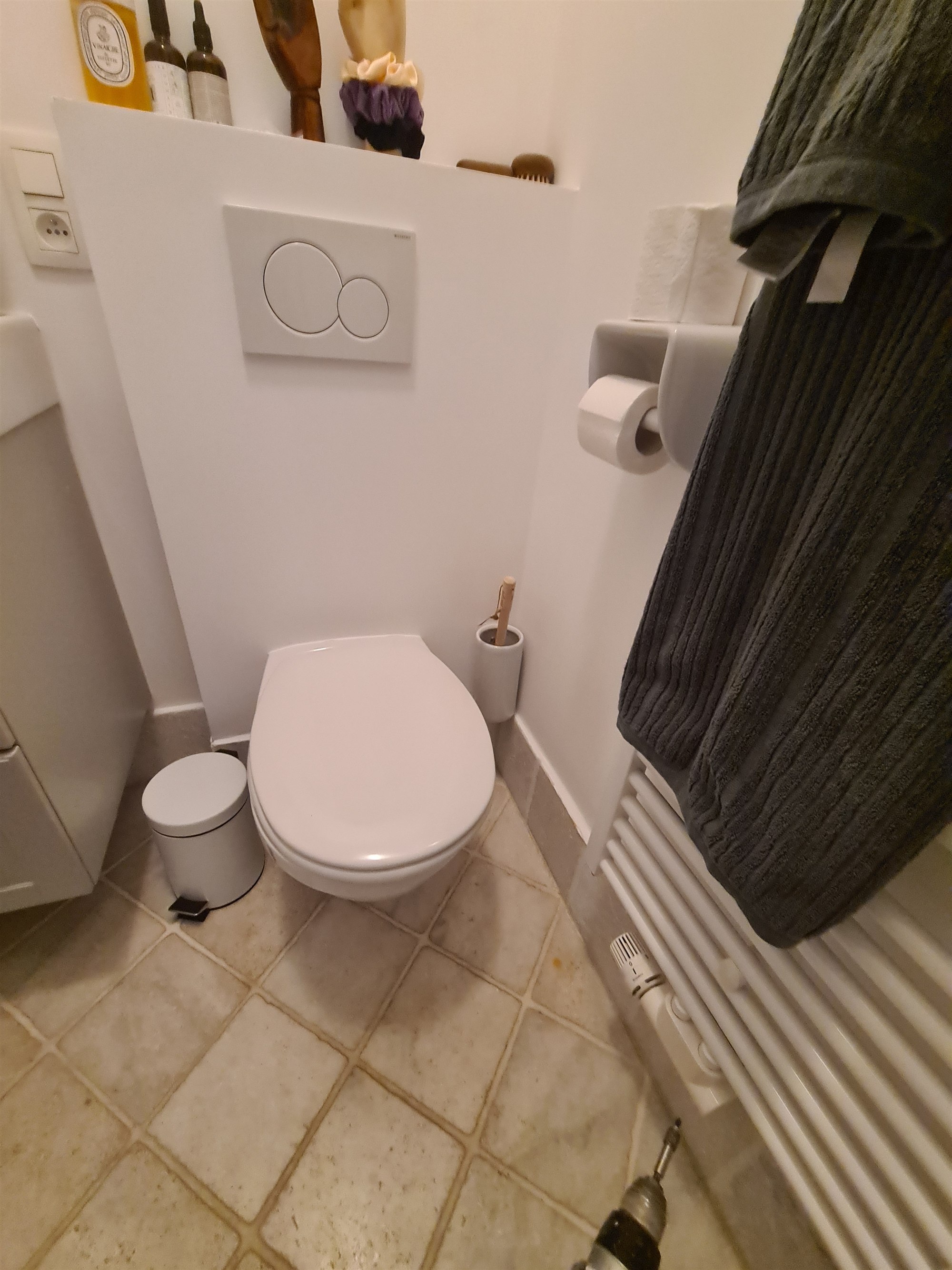 Salle de bain avec suspensions lumineuses et grand miroir