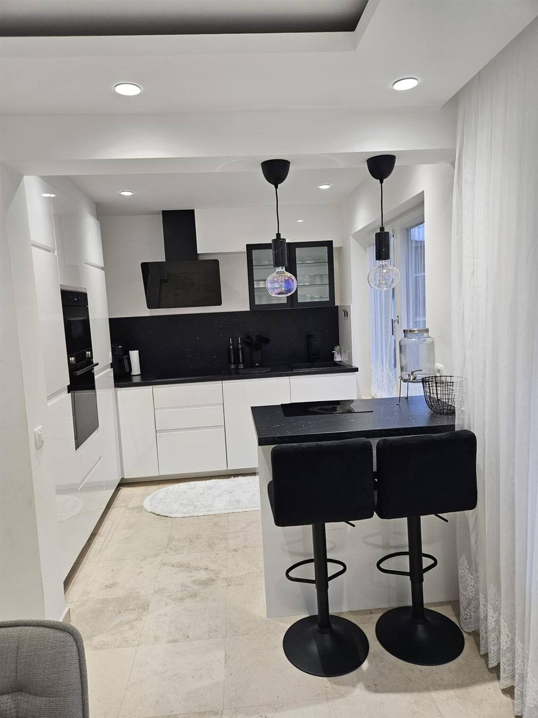 Cuisine moderne blanche et noire rénovée par AL Groupe