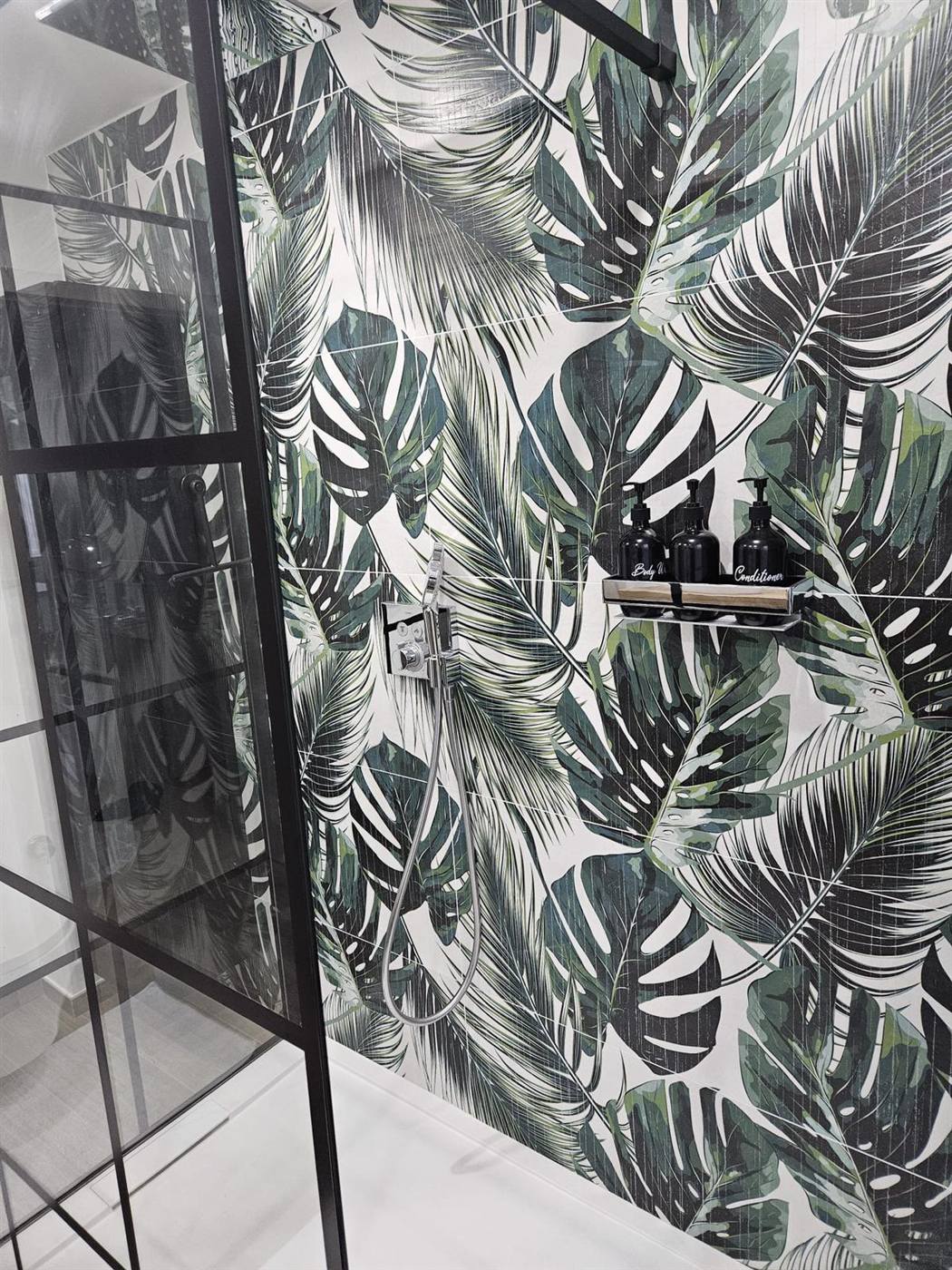 Douche avec papier peint végétal et robinetterie noire