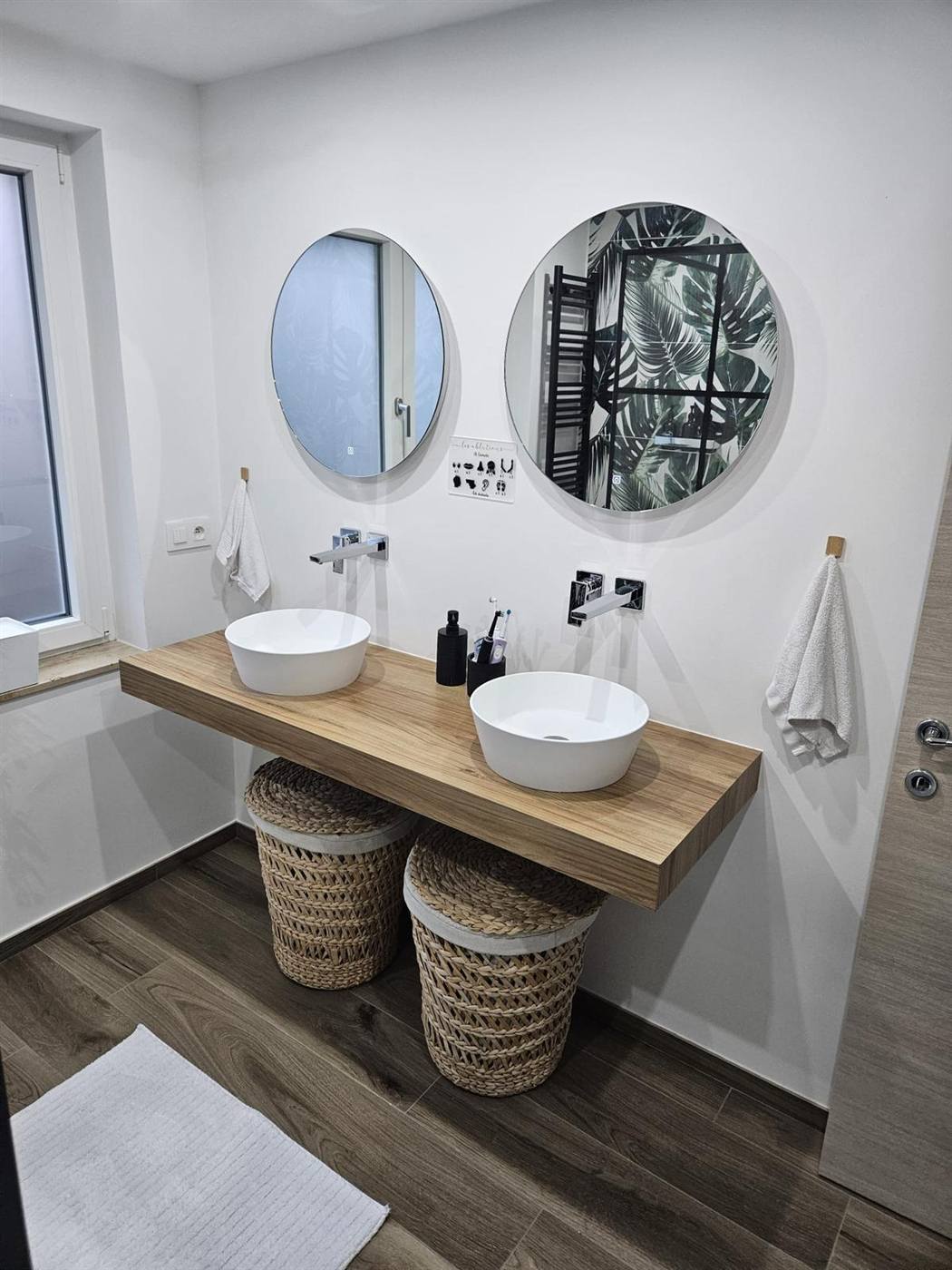 Salle de bain avec double vasque en bois et miroirs ronds