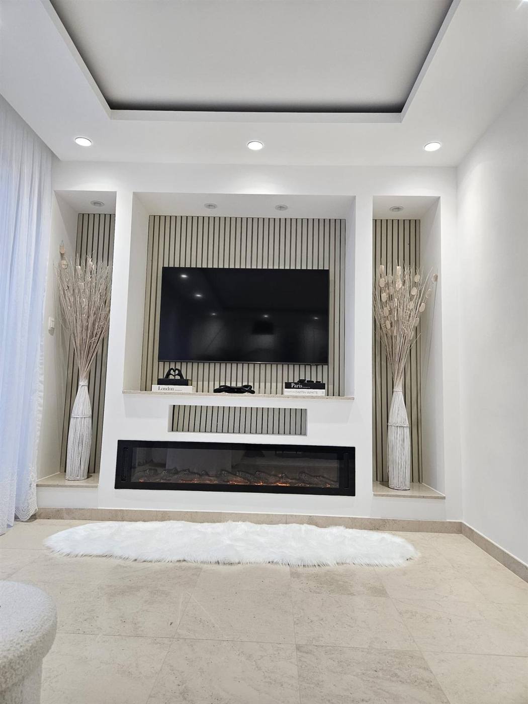 Salon avec meuble TV sur mesure et cheminée encastrée