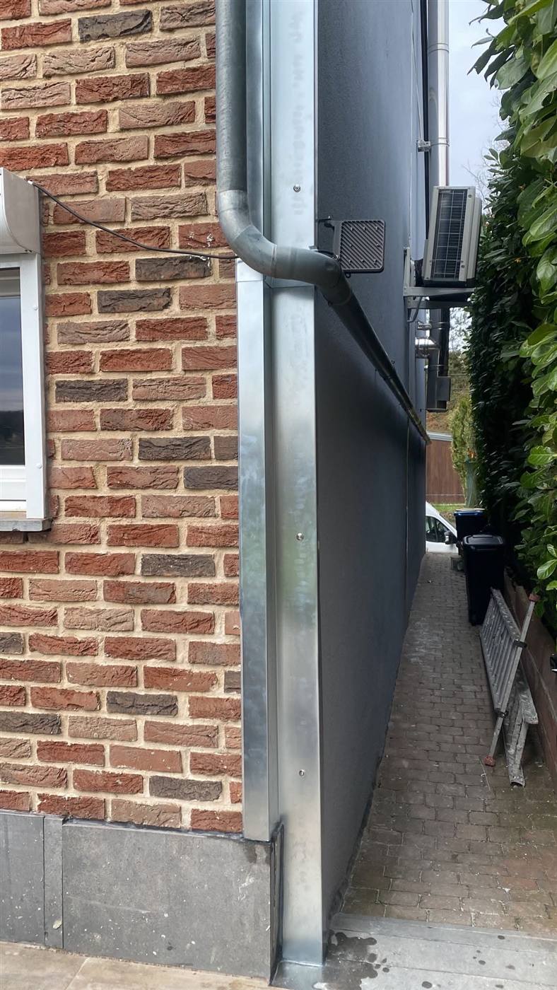 Détail d'angle de façade avec habillage sur mesure