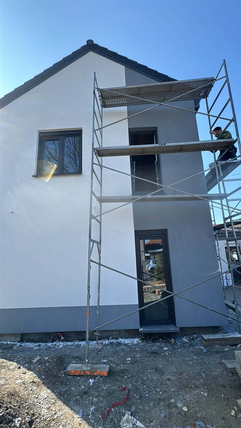 Finition d'enduit de façade bicolore