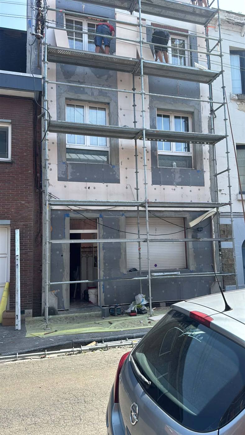 Pose d'isolation extérieure (ITE) sur une façade à Bruxelles