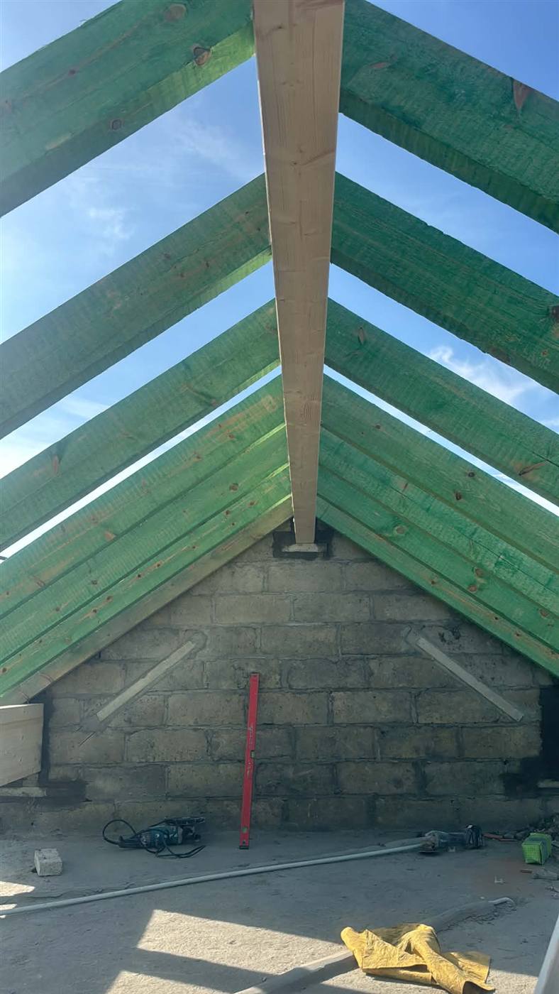 Charpente de toiture en cours de construction