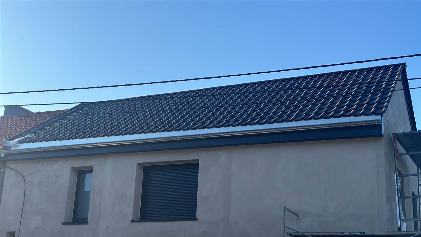 Toiture en tuiles terminée avec façade rénovée